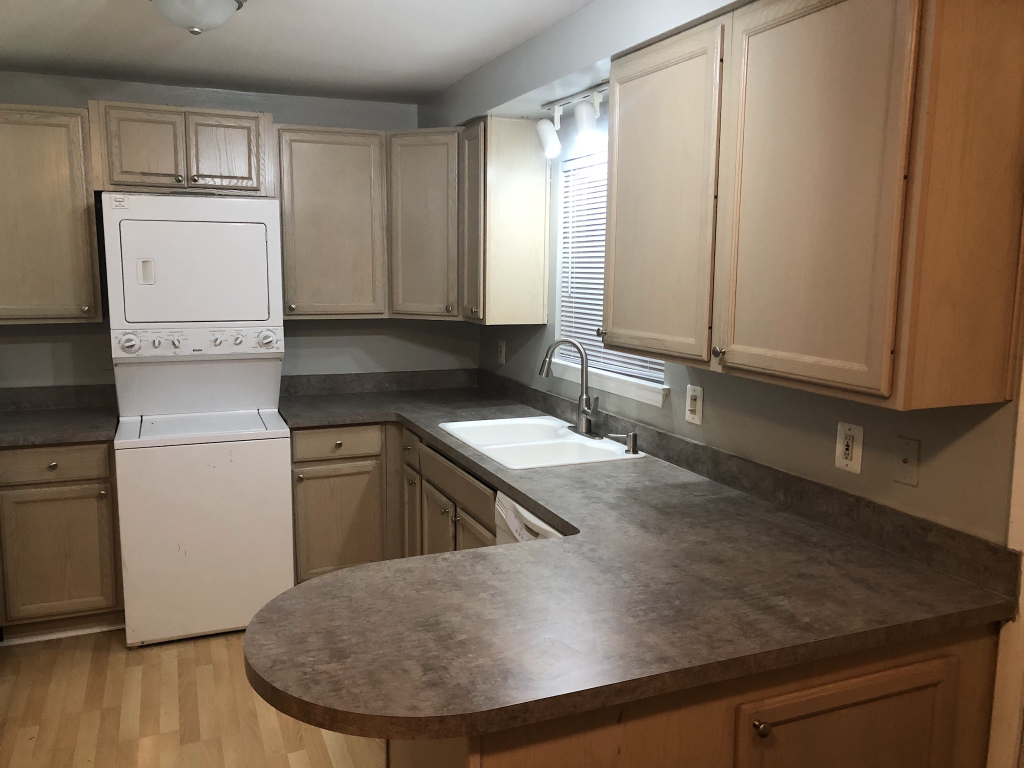 L-kitchen with peninsula
